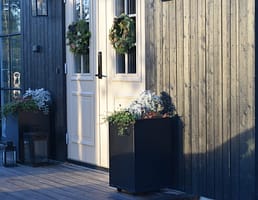 Plant Box 40x40 cm - svensktillverkat från Wernamo Design. Plantering vid entré.