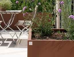 Blomlåda i corten som inte färgar av sig. Lackad i cortenlack. Stor Plant Box Kub med plantering.