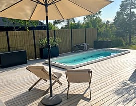 En härlig uteplats med ribbstaket Borgen i bakgrunden.