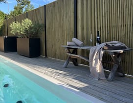 Ribbstaket Borgen med pool i förgrund.