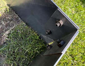 90° hörn av rabattkant corten av 2 mm cortenplåt. Enkelt att skapa hörn av rabattkant.