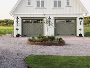 Rabattkant och planteringsring i corten i en rondell med ett silverpäronträd.