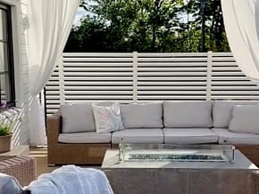 Stilrent och underhållsfritt räcke på uteplatsen. Skärmvägg vid utemöblerna.