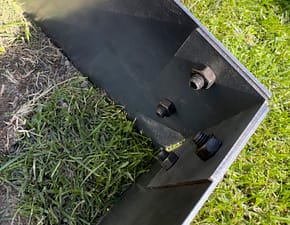 90° hörn av rabattkant corten av 2 mm cortenplåt. Enkelt att skapa hörn av rabattkant.