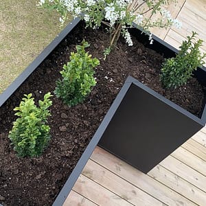 Plant Box vinkel svart - planteringslåda i rostfritt material. Tillverkad i Sverige av Wernamo Design.