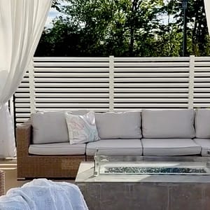 Stilrent och underhållsfritt räcke på uteplatsen. Skärmvägg vid utemöblerna.