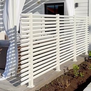 Staket Drömminge som avskärmning. Underhållsfritt staket som ger ett insynsskydd till altanen.