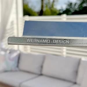 Detaljbild på hylla med logotype Wernamo Design.