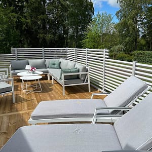 Grå hegn Drömminge på en altan.