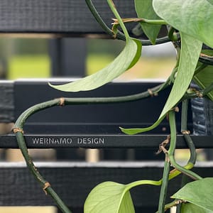 Hylla på staket. Stakettillbehör. Bockad hylla för 45x45 regel. Design.