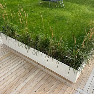 Plant Box Vinkel - Stort planteringskärl som insynsskydd vid pool - Sand kulör.