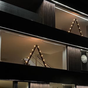 Belysning i stort fönster. Led belysning. Juldekoration, stor julbelysning, stor ljusstake.