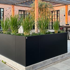 Plant Box Vinkel från Wernamo Design. Rumsavdelare eller insynsskydd på uteplatsen. Svart stor blomkruka, planteringskärl.