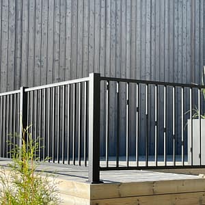 Herrestad-hegn monteret på en terrasse