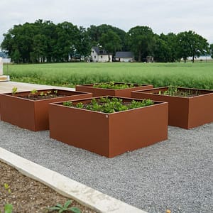 Plantekasse Plant Box i corten i et dyrkningshjørne.