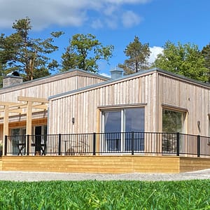 Staket Herrestad framför modernt hus i trä