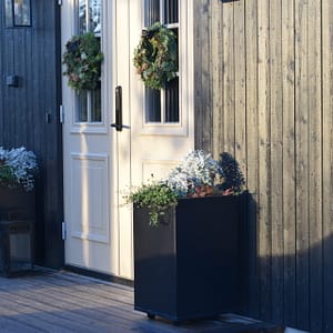 Plant Box 40x40 cm - svensktillverkat från Wernamo Design. Plantering vid entré.