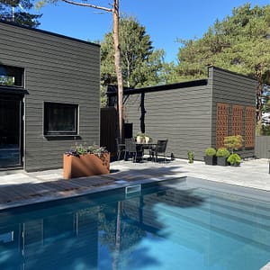 En Plant Box i corten med en pool i förgrunden.