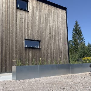 Glavad Plant Box med gräs planterat i.