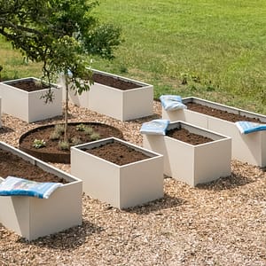 Ergonomisk köksträdgård som är stilren och prydlig. Lättarbetad och modern odlingsplats.