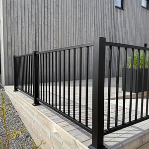 Smidesräcke, staket som är underhållsfritt. Aluminiumstaket av kvalité tillverkat i småland. Bra garanti och rostfritt.