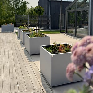 Stora krukor som inreder en uteplats.