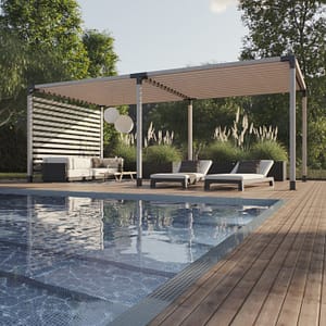 Fristående dubbel pergola med vägg vid pool.