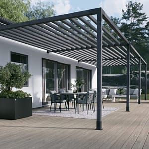Stilren pergola som är monterad i vägg