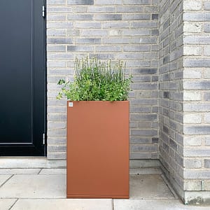 Snygg stor utekruka i corten vid en entré.