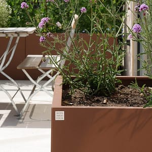 Blomlåda i corten som inte färgar av sig. Lackad i cortenlack. Stor Plant Box Kub med plantering.