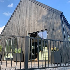 Herrestad-hegn på en terrasse foran huset