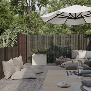 Högt staket med stående ribbor som är svarta