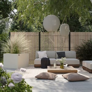 Staket med stående ribbor i trä.