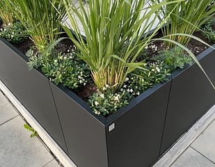 Plant Box I vinkel - sort plantekasse.