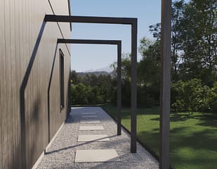 En snygg pergolagång som ramar in trädgården.