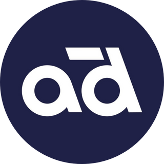 En mörkblå cirkel med vit logotyp i mitten. Logotypen består av gemenerna "a" och "d" i ett stilrent typsnitt, där ett vitt horisontellt streck ligger ovanför bokstaven "d".