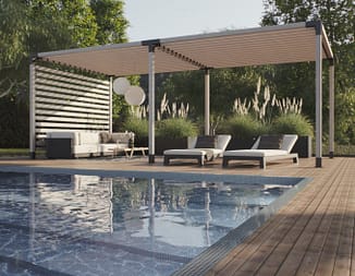 Fristående dubbel pergola med vägg vid pool.