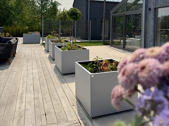 Stora krukor som inreder en uteplats.