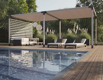 Fristående dubbel pergola med vägg vid pool.