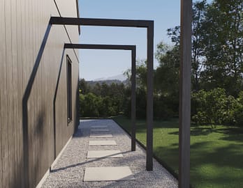 En snygg pergolagång som ramar in trädgården.