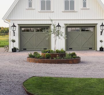 Rabattkant och planteringsring i corten i en rondell med ett silverpäronträd.