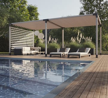 Fristående dubbel pergola med vägg vid pool.