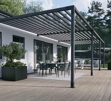 Stilren pergola som är monterad i vägg