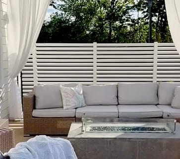 Stilrent och underhållsfritt räcke på uteplatsen. Skärmvägg vid utemöblerna.