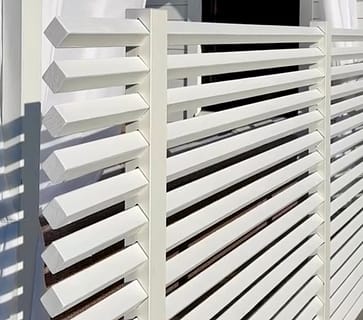 Detalj av staket Drömminge med vridna 45x45 mm reglar.