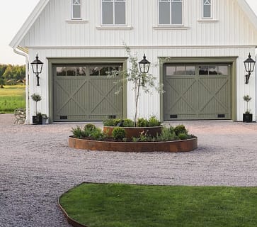 Rabattkant och planteringsring i corten i en rondell med ett silverpäronträd.