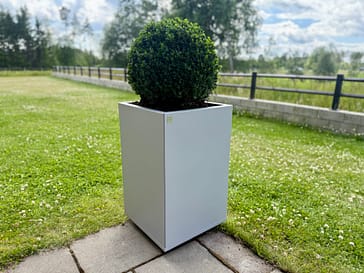 Hållbar kruka året runt som passar bra vid en entre. Underhållsfri stor kruka som inte rostar. Plant Box i silvergrått utförande.