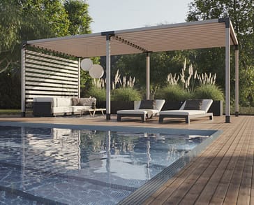 Fristående dubbel pergola med vägg vid pool.