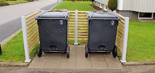 Staket kring soptunnor.