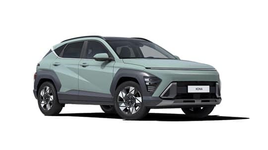 En ljusgrön Hyundai KONA står mot vit bakgrund. Bilen har en modern och kantig design med smala framljus, svarta hjulbågar och kraftiga detaljer längs nederkanten. De tydliga formerna på sidorna ger bilen ett robust och stilrent utseende.
